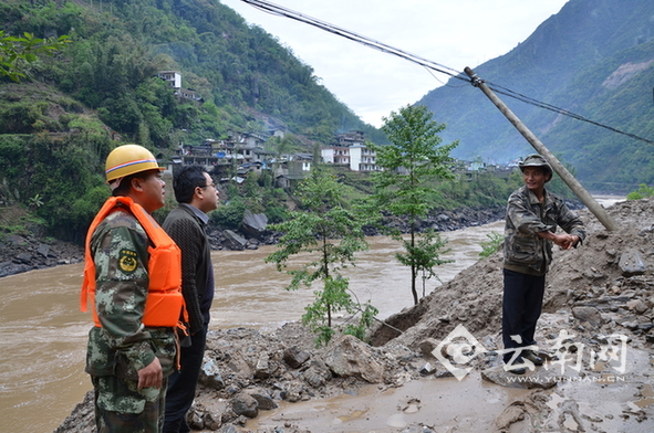  云南怒江鹿马登边防派出所抢修泥石流道路维护交通