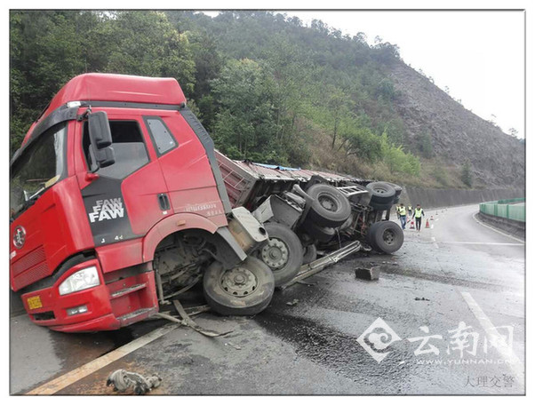  铁矿石散满大保高速路 交警路政多部门携手保畅通