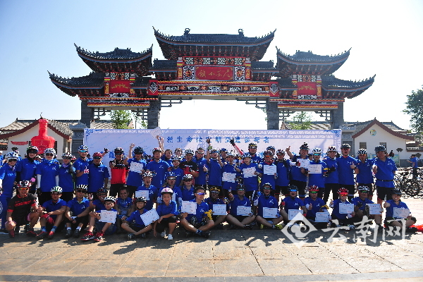  云南红河交警举办5月交通安全宣传月公益骑行活动
