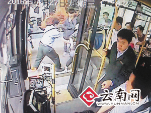  公交司机师徒追回乘客被盗相机