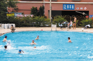  游泳馆成夏天避暑好去处 专家：儿童游泳水温27℃最佳