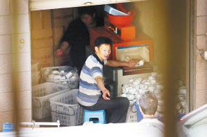  “洗碗公司”藏在小区地下车库 每天1.2万套餐具未消毒就送餐馆