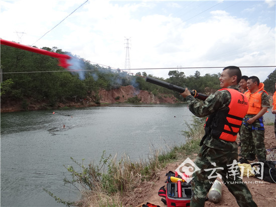  提升水上救援能力 云南楚雄消防开展水上应急救援训练