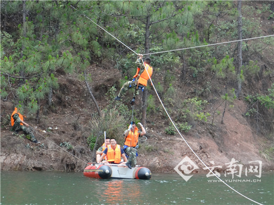  提升水上救援能力 云南楚雄消防开展水上应急救援训练