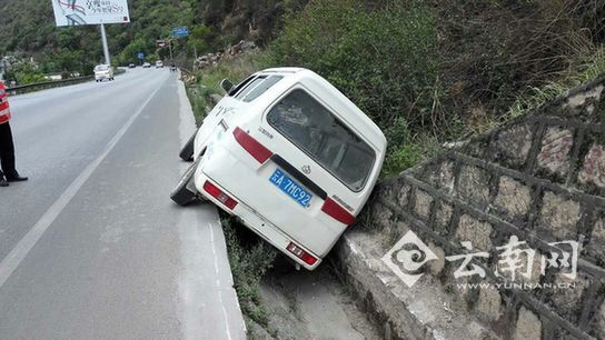  昆禄公路一“面包车”冲入水沟 所幸无人受伤（图）