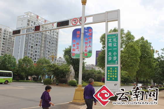  “灯架标语”绽放文明扮靓弥勒道路（图）
