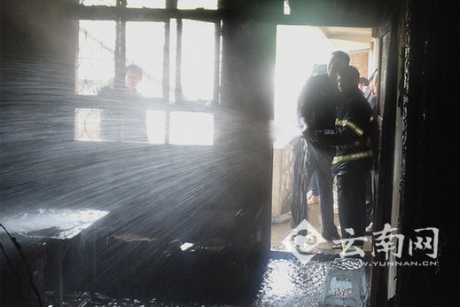  云南永善4个留守儿童家被大火包围 民警冲入火场急寻孩子