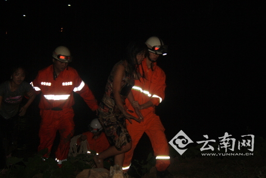  两名女子坠河云南云县消防紧急救援（图）