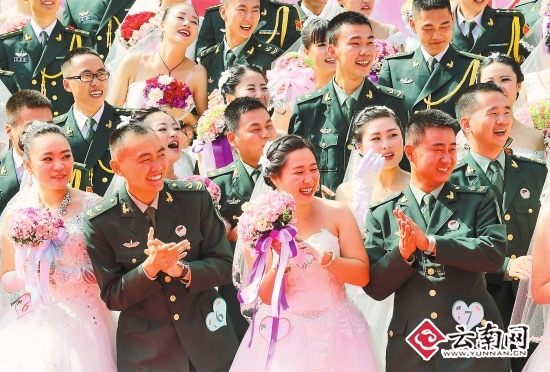  携手彩云南·情定火箭军 火箭军某部举办百对新人集体婚礼