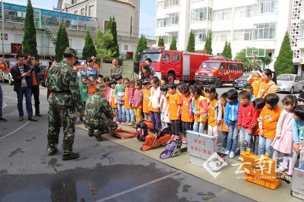  云南曲靖麒麟区80余名幼儿园师生家长“零距离”体验消防