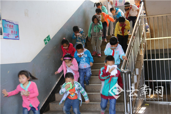  云南宣威组织学校开展消防“安全读秒”疏散演练