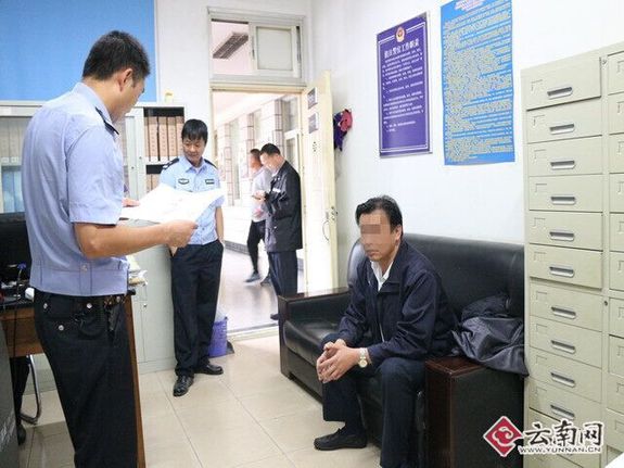  涉案男子办理驾照业务被细心昆明交警查获
