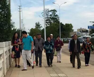  抢车位不如坐公交：昆明30多条公交线路可到达南博会场馆
