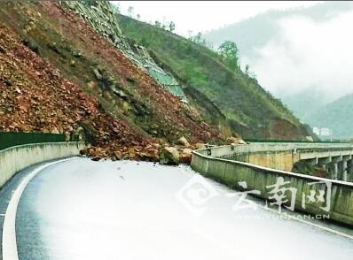  泥石像洪流呼啸而下 大家吓得转头就跑 云南石红高速两次塌方 抢通至少需3天