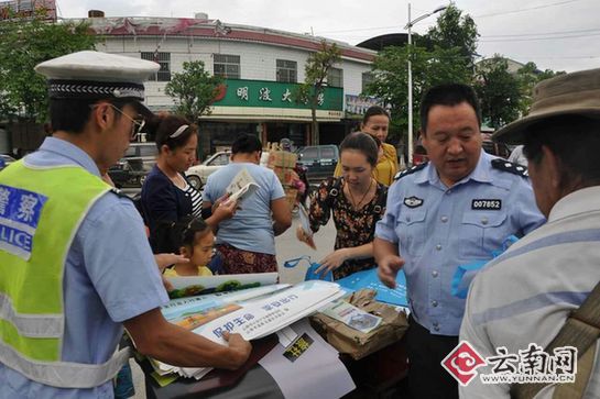  云南瑞丽交警深入乡镇开展“文明交通、平安出行”主题宣传