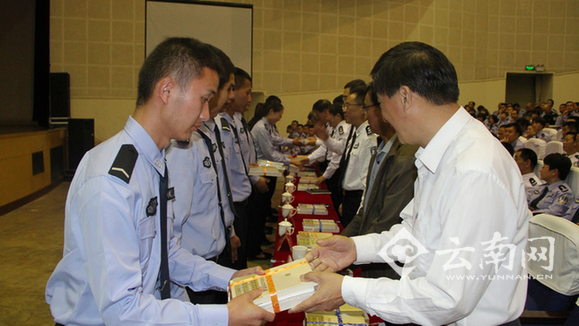  云南警官学院开展“两学一做”学习教育专题讲座暨新党员赠书活动
