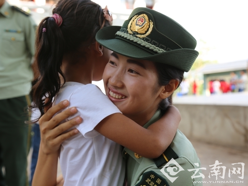 云南勐啊边境检查站与驻地傣族小学生共庆“六一”
