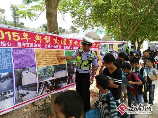  云南勐腊交警深入学校开展交通安全宣传