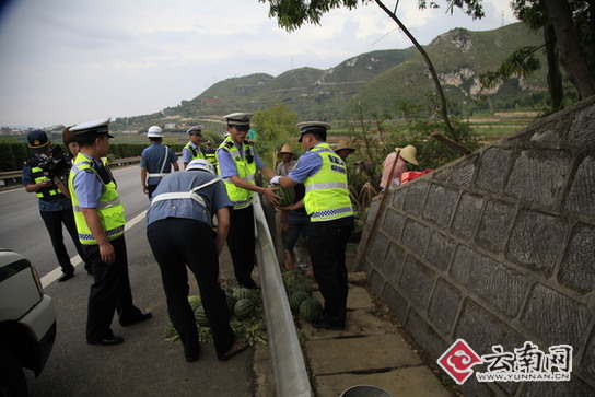  鸡石通建交巡警联合路政重拳出击集中整治水果摊点