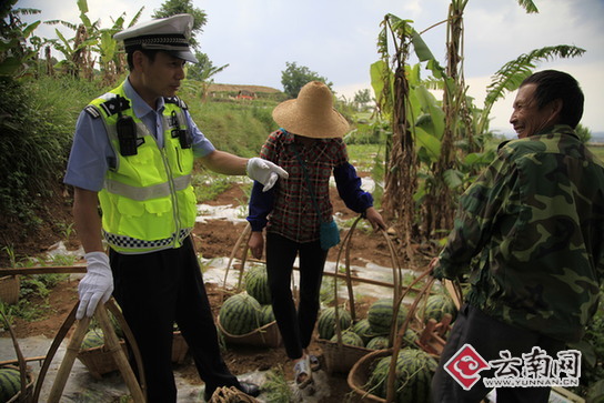  鸡石通建交巡警联合路政重拳出击集中整治水果摊点