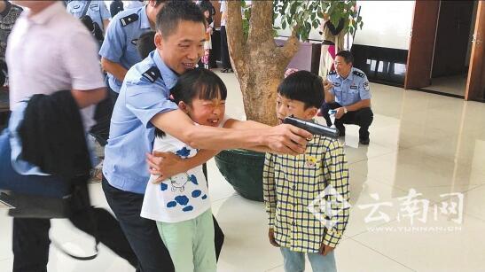  呈贡百名警爸警妈 带孩子进警营体验