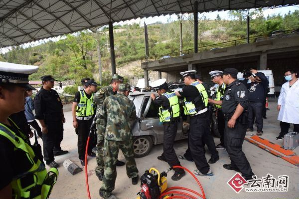  云南虎跳峡交警联合多部门开展道路交通事故应急救援演练