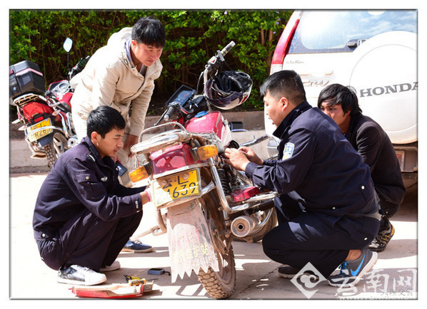  便民利民惠民 云南云龙交警“流动车管”服务进村镇
