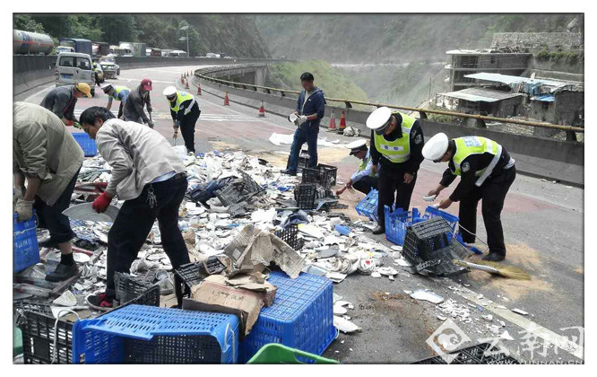  危险！瓷器碎片散满高速路 幸亏大保交警及时排险