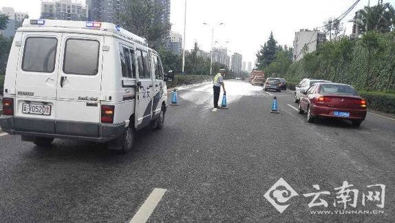  西北三环昭宗路段路面泼洒 昆明交警早高峰妥善处置