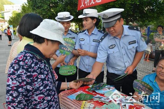  云南红河交警集中整治农村突出交通违法行为