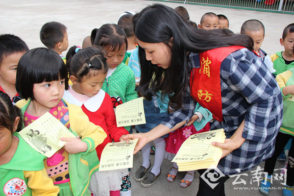  云南龙陵消防走进幼儿园精心烹饪“六一”消防大餐