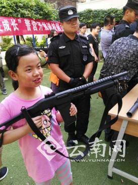  昆明盘龙警方给孩子送去“特殊礼物” 教儿童如何正确防范侵害