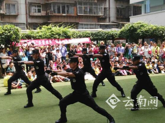  昆明盘龙警方给孩子送去“特殊礼物” 教儿童如何正确防范侵害