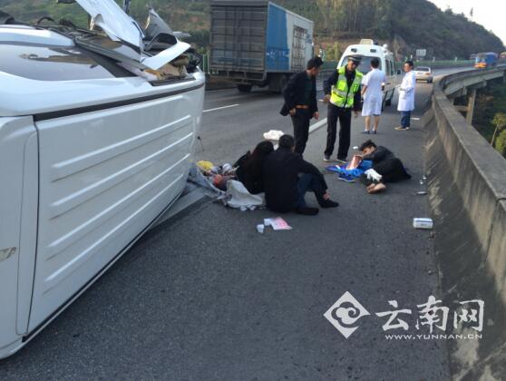  普通客车人货混载酿惨剧 保龙交警救援珠宝商脱险