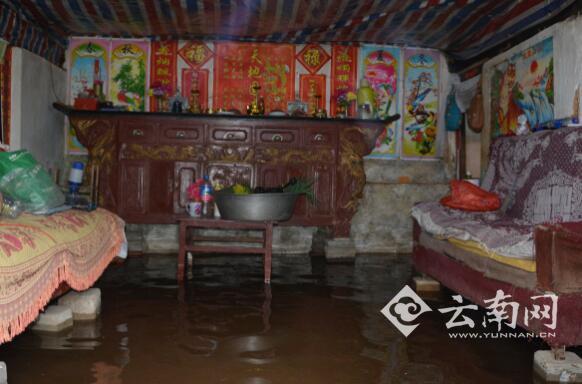  云南泸西突降暴雨致一民居被淹 消防出动救援
