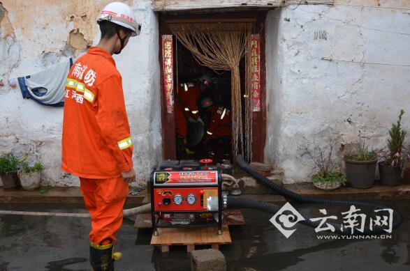  云南泸西突降暴雨致一民居被淹 消防出动救援
