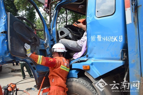  车辆追尾致3人被困 曲靖麒麟消防官兵及时营救