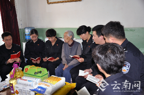  昆铁乘警聆听革命前辈讲党史