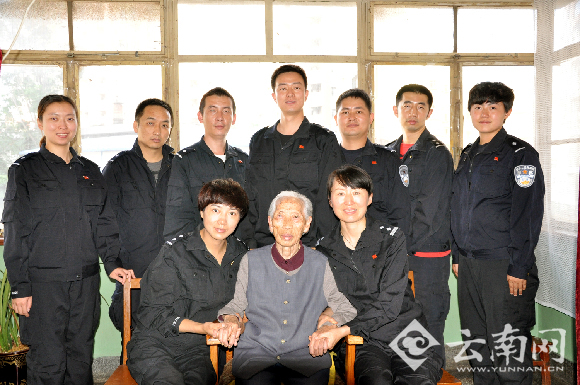  昆铁乘警聆听革命前辈讲党史