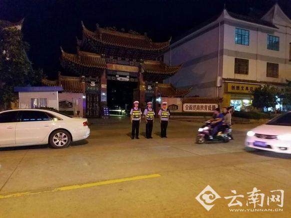  云南红河交警开展儿童节“护卫天使”交通安全宣传