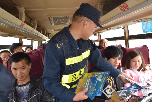  昭阳路政大队开展“四走进”活动 普及公路法规