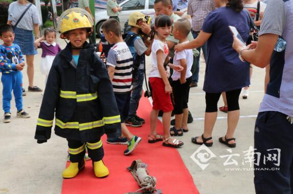  欢度“六一” 民警职工携子女进红门畅享“消防大餐”