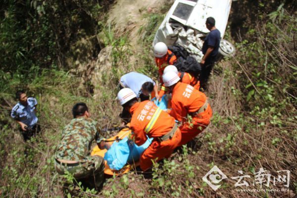  微型车因司机疲劳驾驶坠下200米悬崖身亡