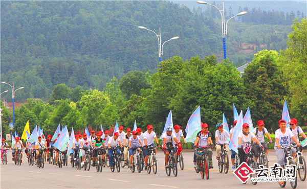  云南罗平200余人集中骑行宣传绿色环保（图）