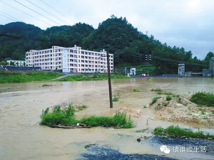  昭通市一中学淹水被迫停课 政府组织抢修
