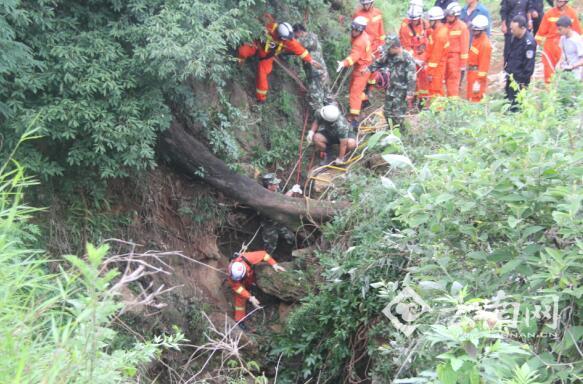  汽车翻坠百米陡坡后坠入70米溶洞 云南文山消防鏖战19小时救援