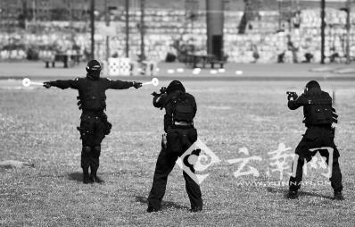  昆明公安局特警支队举行“迎南博、保平安”应急处置演练