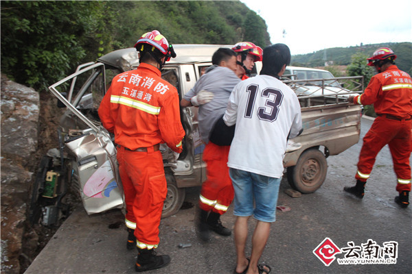  小型货车撞上路边巨石致一人被困 云南通海消防紧急救援（图）
