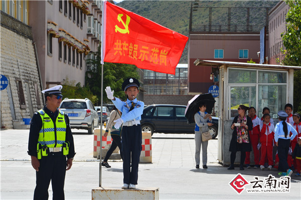  小交警街头亮相“以身示范”争当交通安全宣传小使者（图）