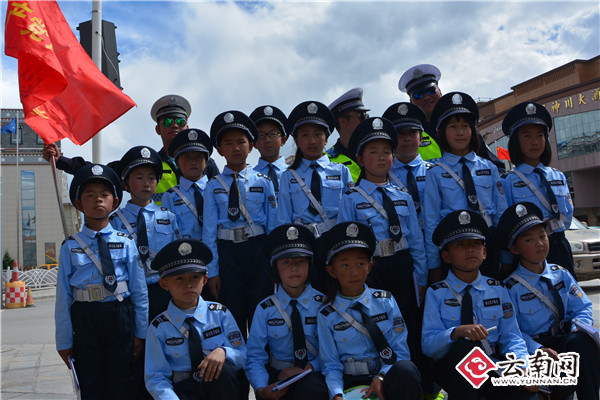  小交警街头亮相“以身示范”争当交通安全宣传小使者（图）